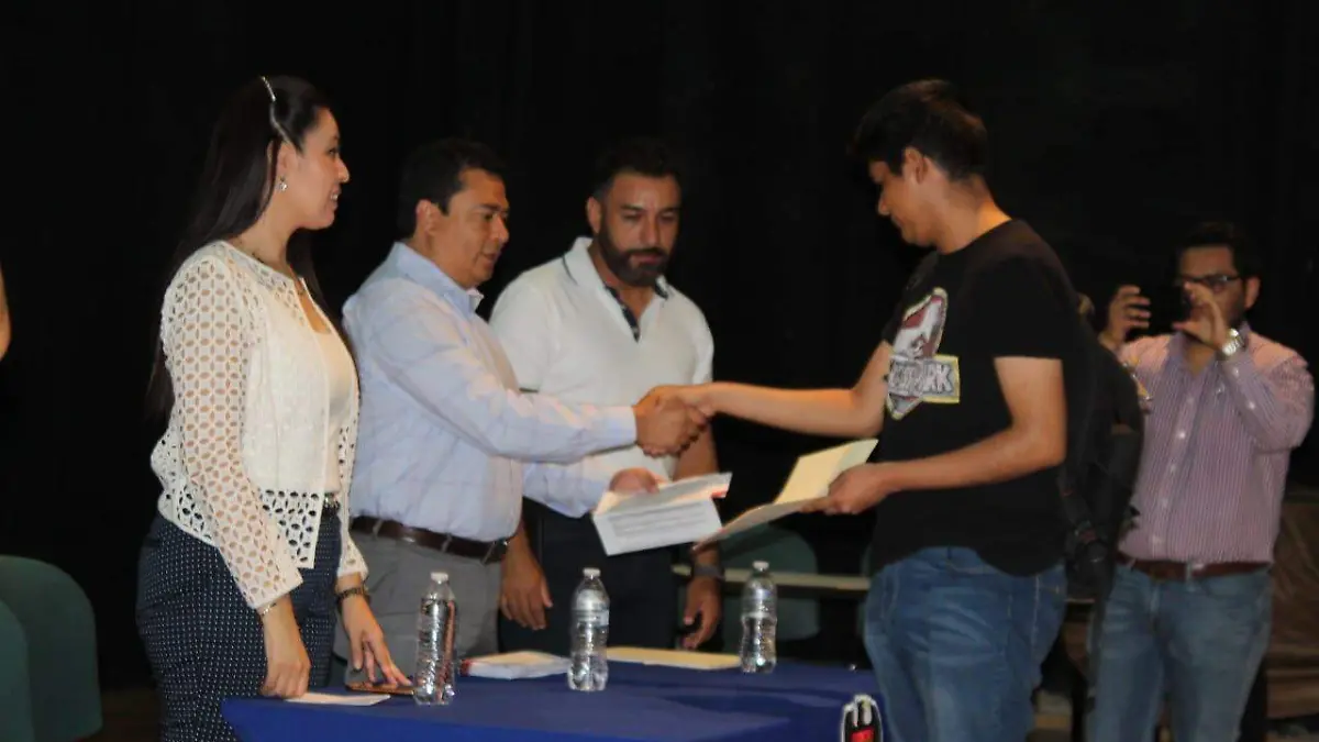 04 Entregan Becas Benito Juárez a alumnos de la Unidad Torreón de la UA de C2